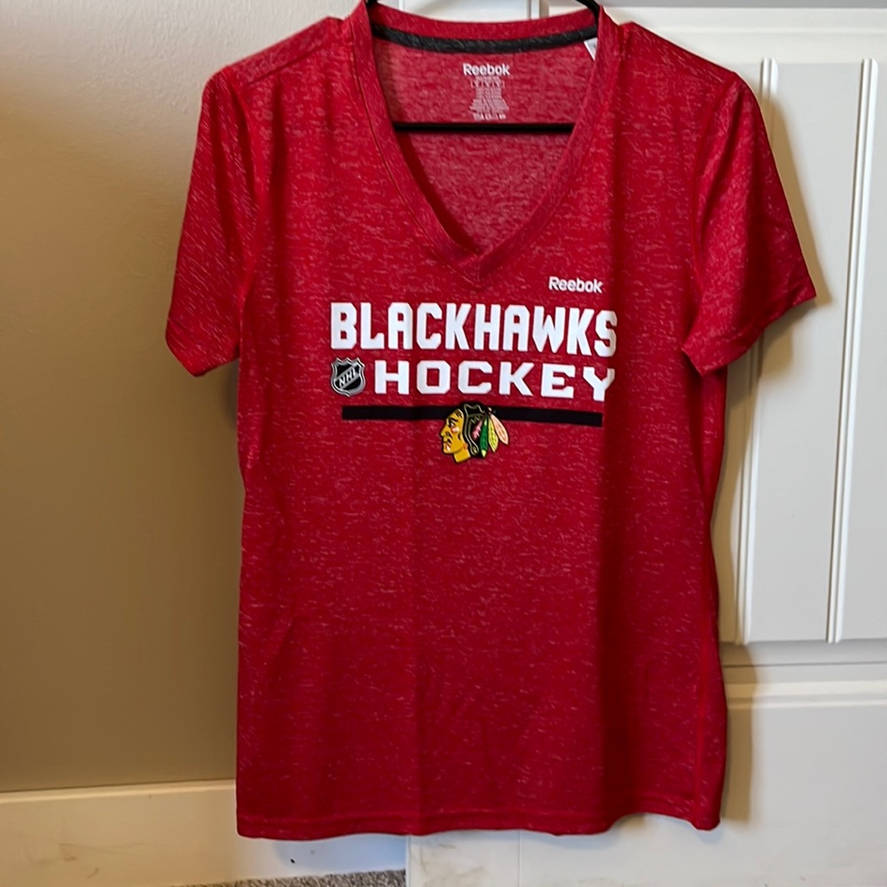 Reebok Chicago Blackhawks Hockey Short Sleeve T-Shirt V-Neck Size M
